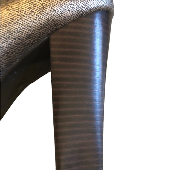 Calvin Klein Women’s Heels. Size 9. Runs Small.. Closer to a Size 8.5 ..Metallic - Picture 5 of 9